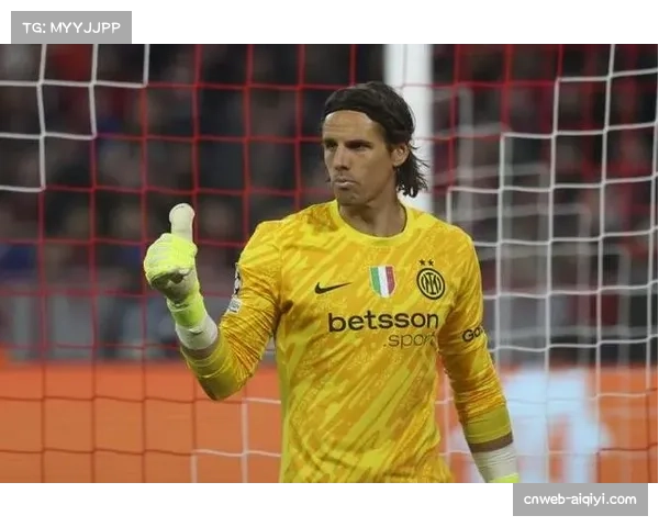特写:国际米兰门将索默扑出关键点球后振臂高呼